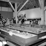 854107 Afbeelding van de modelspoorbaan in het Spoorwegcentrum in de Albertushoeve in het Jeugdpark Nienoord te Leek.